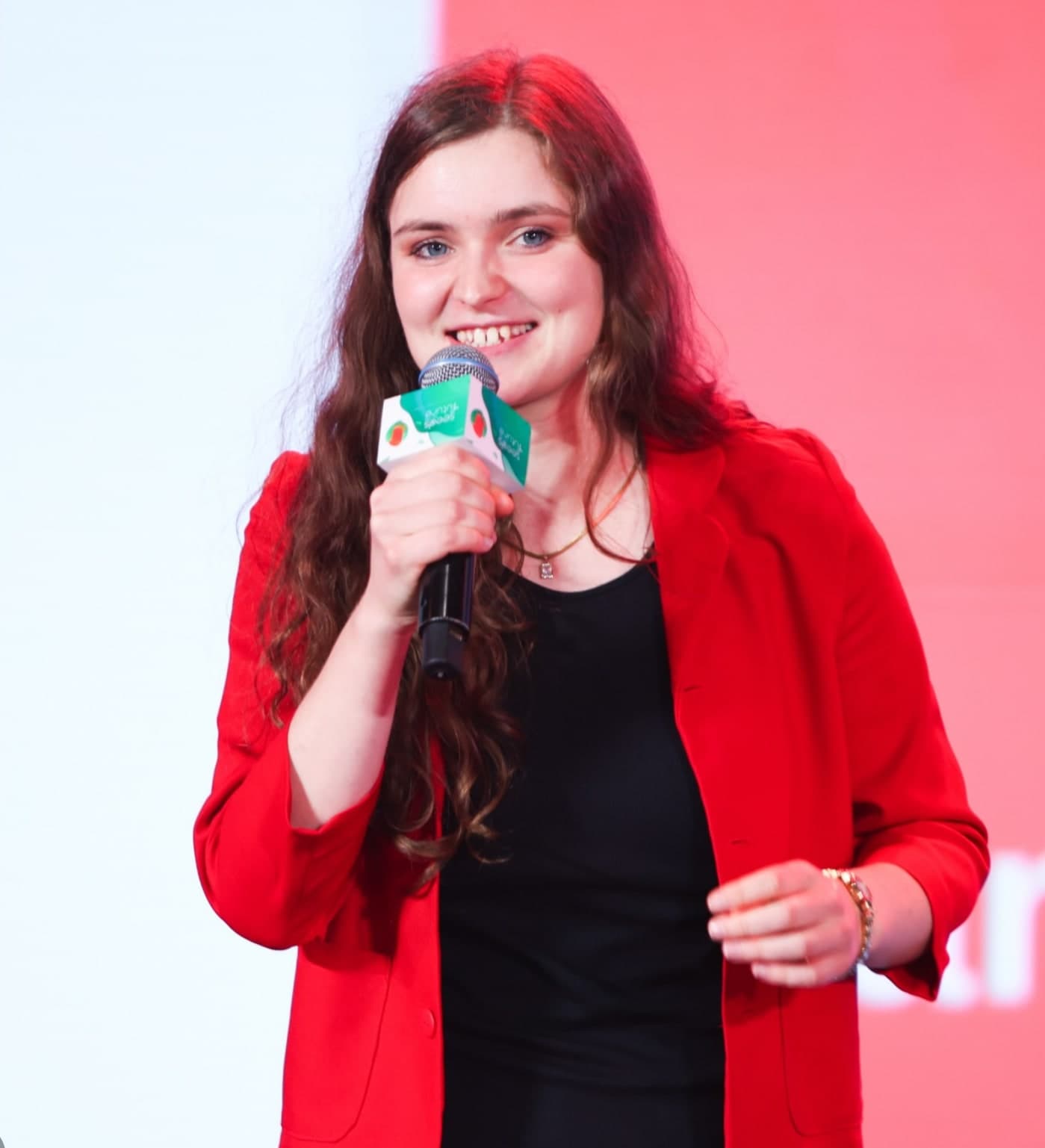 Sarah Mayrhofer bei einem Vortrag auf der Bühne